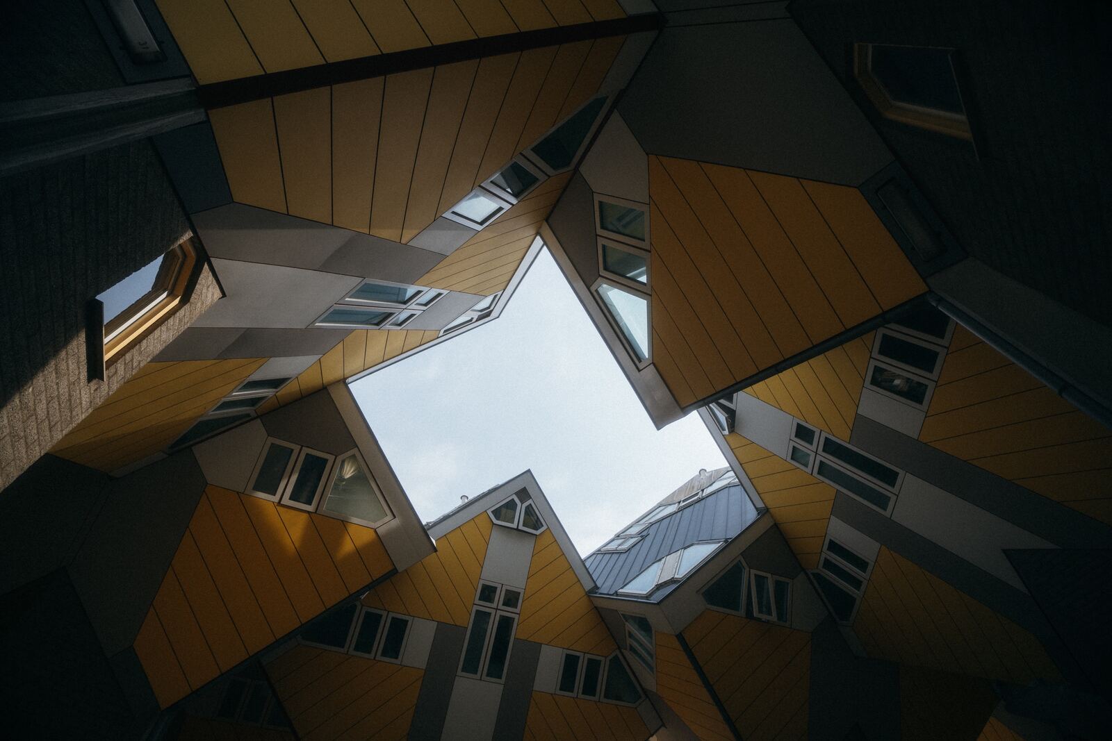 Blick nach oben zwischen die gelben Kubushäuser in Rotterdam