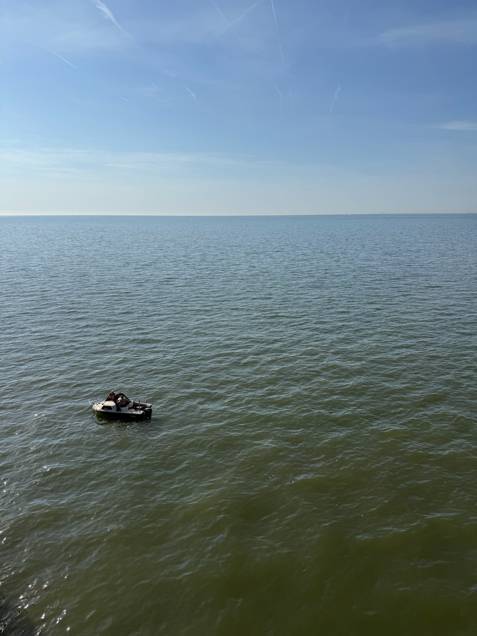 Kleines Boot auf dem Wasser in Scheveningen